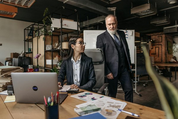 Devenir un digital brand manager : étapes clés et conseils